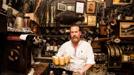 На гости на един от най-старите и известни барове в Ню Йорк