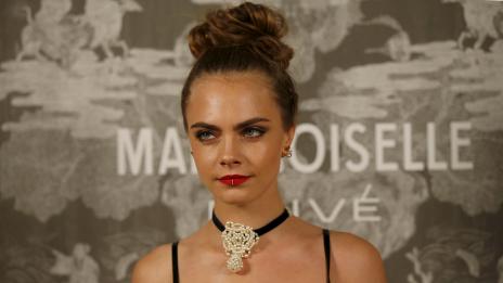 Изхвърлиха Амбър Хърд и Кара Делевин от клуб