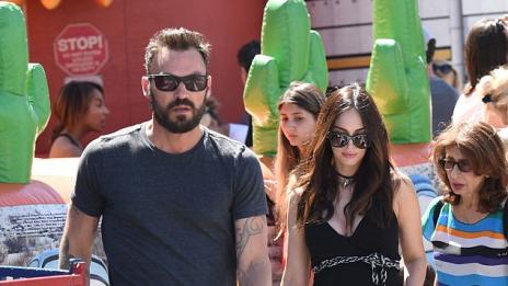 Бременната Меган и Брайън се разходиха с децата си