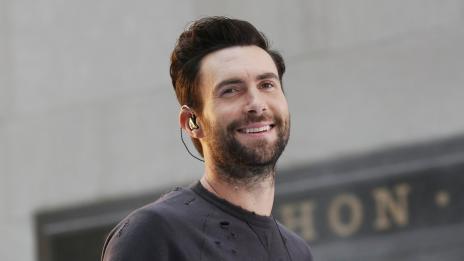 Адам Левин ще облича дамите