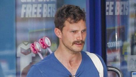 Джейми Дорнан се появи с мустаци