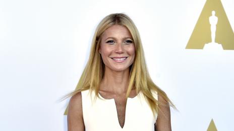 Гуинет Полтроу издава стонове като при оргазъм, когато ѝ правят педикюр