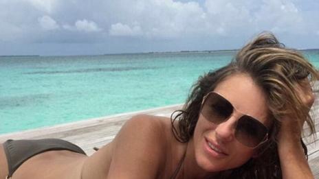 Елизабет Хърли се фука с безупречно тяло на 51