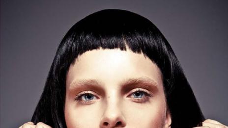 Бюти тенденция: черна коса, алени устни