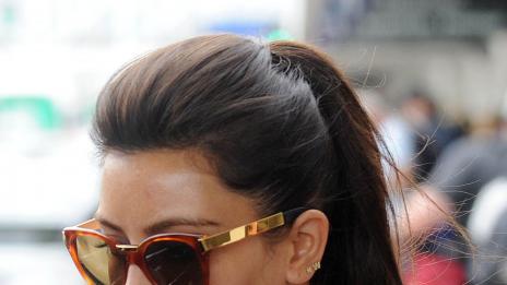 Ким носи Кание на ухото си