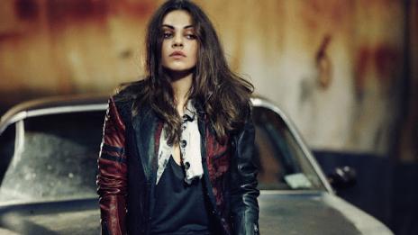 Мила Кунис живее скромен живот