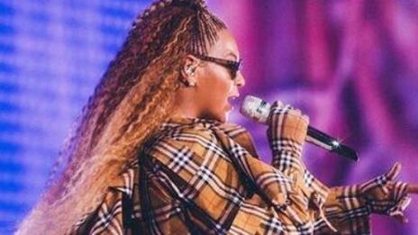 Звезден дебют: Бионсе с Burberry от Рикардо Тиши