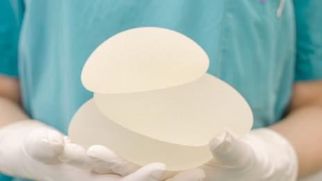 Забраняват някои видове гръдни импланти във Франция