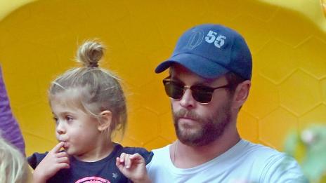 Крис Хемсуърт – баща като в приказка