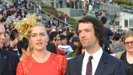 Кейт Уинслет блести в червено до своя любим