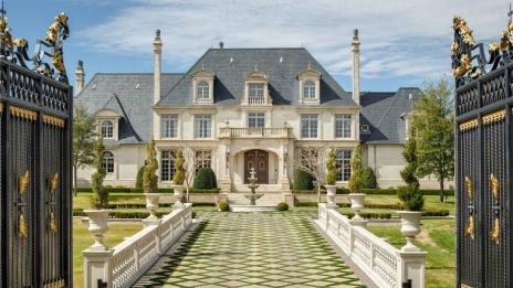 Имението на мечтите: С аквапарк, боулинг...