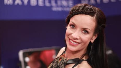 Яна Маринова се упражнява на пилон