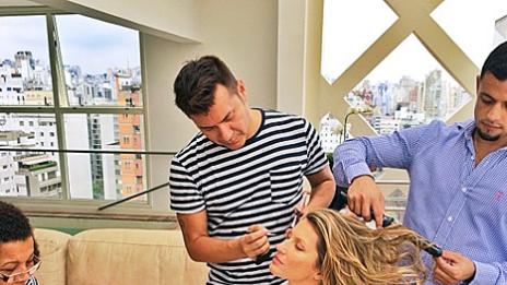 Жизел кърми дъщеря си, докато ѝ правят стайлинг за фотосесия