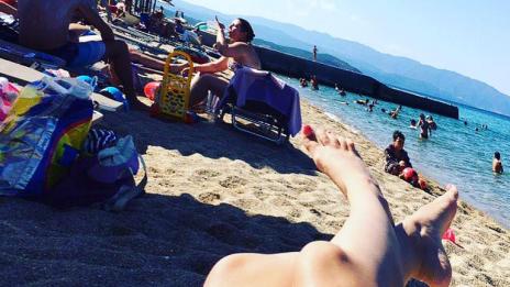 Показ на краката на плажа - най-популярното и дразнещо селфи