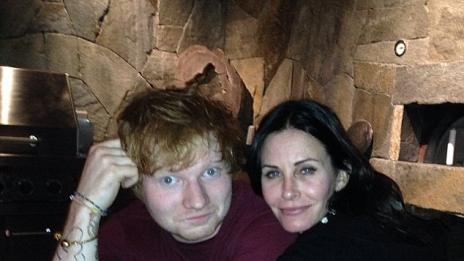 Ед Шийрън ще пее на сватбата на Кортни Кокс