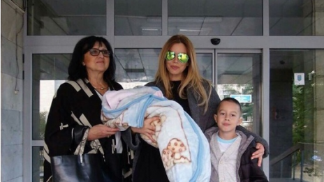 Емилия показа снимки от изписването на дъщеря си Мира