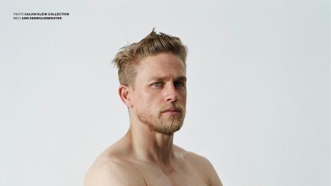 Чарли Хънам показва страшен сексапил