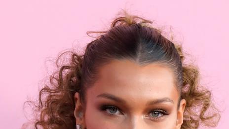 Бела Хадид се замеси в скандал: Обвиниха я в расизъм