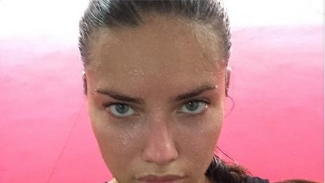 Адриана Лима се харесва най-много потна