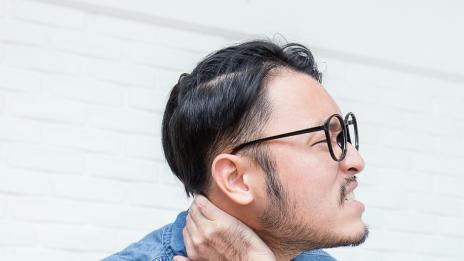 Как да се справим с болките във врата?