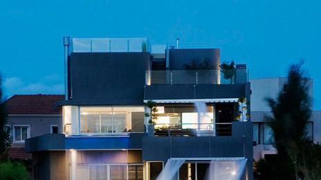 Водопад у дома