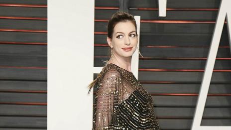 Някои чакат „Оскар“, Ан Хатауей си има. Чака бебето си