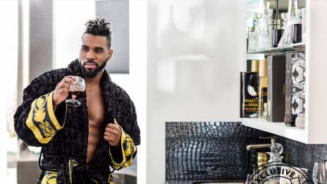 В пищното имение на Джейсън Деруло