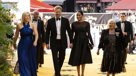 И принц Хари с критики за облеклото: Сложил готова папийонка