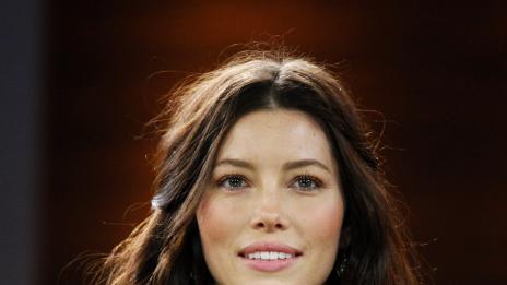 Джесика Бийл показа годежния пръстен