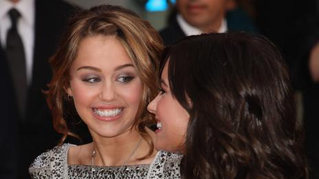 Деми Ловато предупреждава Майли да внимава с наркотиците