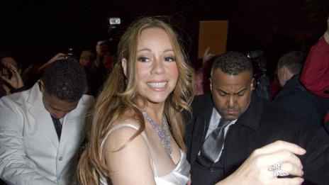 Марая Кери купонясва в гей бар