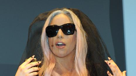 Къде без Гага? Помага на Джей Ло