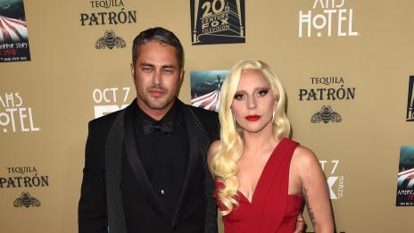 Тейлър Кини иска да се снима в сериал с Лейди Гага