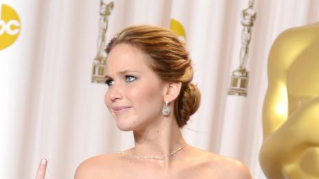 Дженифър Лорънс показа среден пръст на журналистите