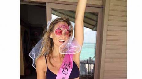 Бар Рафаели си организира моминското парти на мечтите