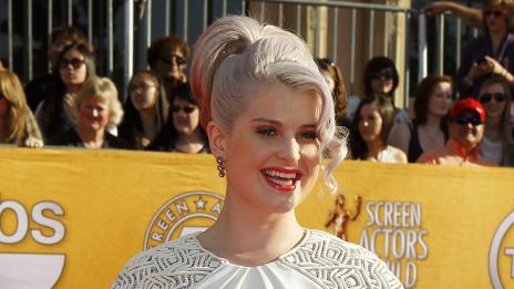 Кели Озбърн дарява дрехи на бездомни