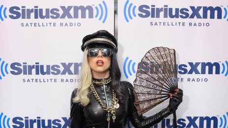 И Лейди Гага вече сърфира