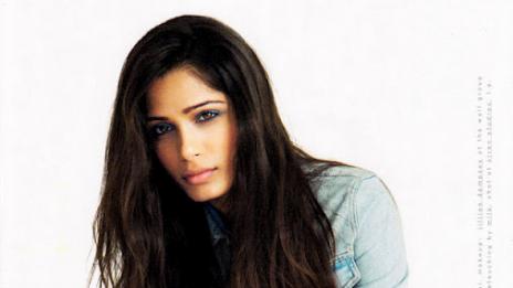 Индийската перла Фрида Пинто блести с естествен чар в сп. "Nylon"