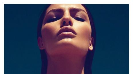 Алиса Милър показва много сексапил в турското GQ