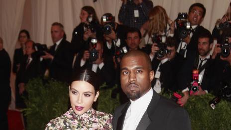 Ким Кардашян полудява изолирана у дома