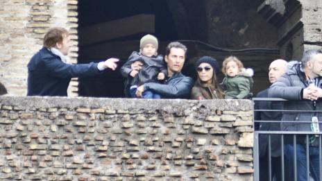 Матю Макконъхи заведе семейството си в Рим