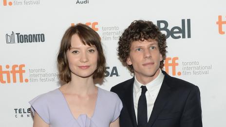 Джеси Айзенберг и Миа Вашиковска вече не крият, че са гаджета