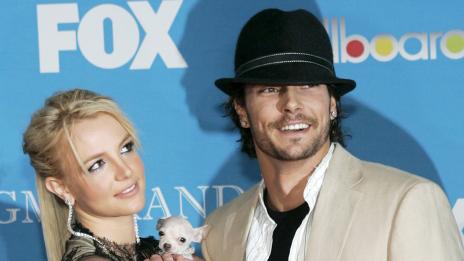 Бритни кръшкала на Кевин Федърлайн с брат му