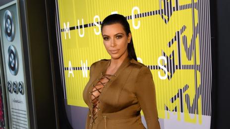 Ким Кардашян поддържа форма с ходене