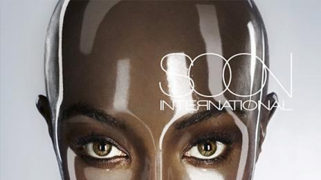 Пластмасовата, футуристична Наоми