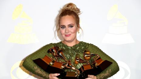 През сълзи: Адел посвети едната си награда „Грами“ на Бионсе