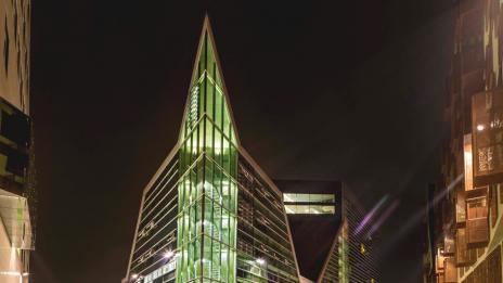 Модерен хотел в Амстердам със собствено пристанище