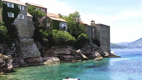 Между Адриатика и Будва