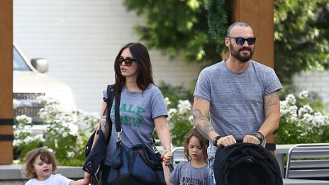 Остин Грийн се фука с красивите си синове от Меган Фокс