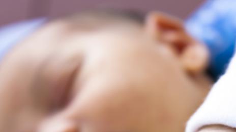 Новородените трябва да спят при майките